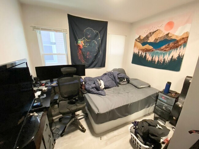 Foto del edificio - Spacious 5 Bedroom • 3 Bathroom in Mission Hill | In-Unit Laundry | Parking Available | 9/1/2026