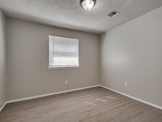 Building Photo - 1525 McGregor Dr