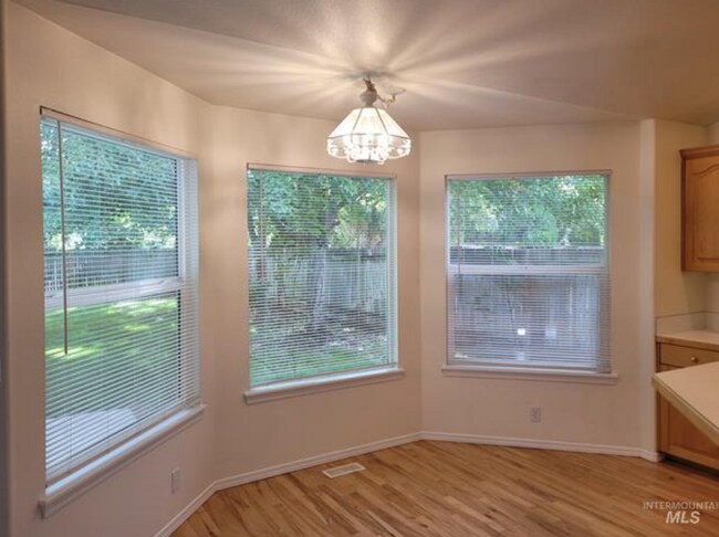 Foto del edificio - Charming 4-Bedroom Home in Eagle - Lawn Care Included!