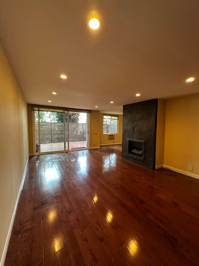 Spacious living room - 11951 Mayfield Ave