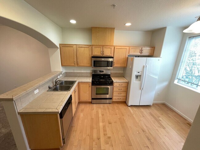 Building Photo - *$500 OFF First Month's Rent* *New Carpet ...