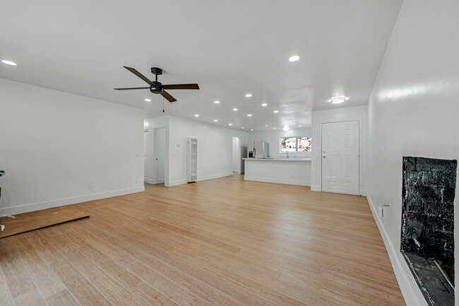 Building Photo - 6046 Reo Pl
