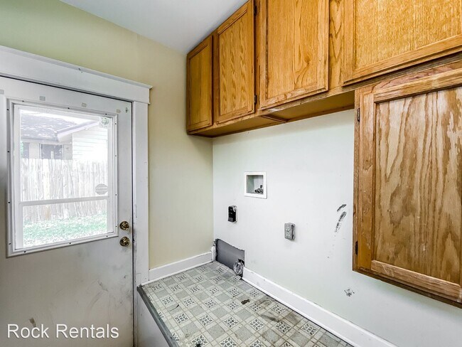 Foto del edificio - 3 br, 1.5 bath House - 28 W 7th Ave