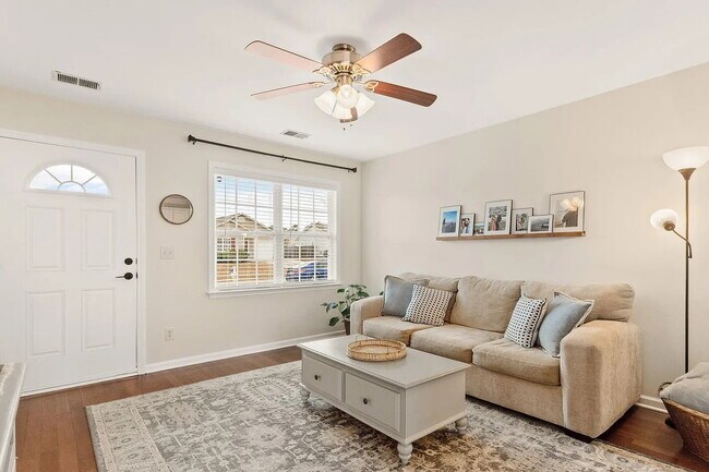 Foto del edificio - Charming 3-Bedroom Home for Rent in Leland, NC – Large Backyard & Great Amenities!