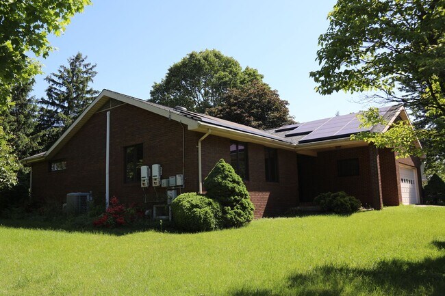 Building Photo - Stunning Brik Rancher