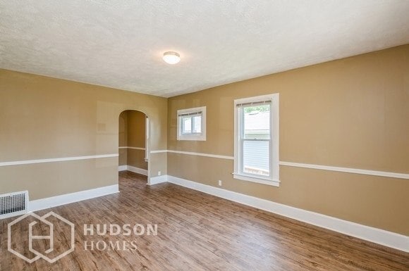 Building Photo - AVAILABLE NOW! - 127 Warren Ave, Elyria, O...