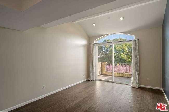 Building Photo - 1625 Granville Ave