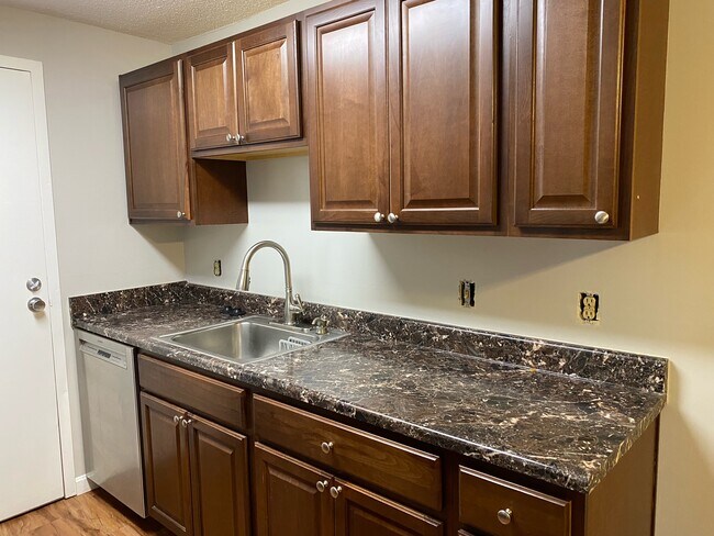 Foto del edificio - 30 Silver Hill Ln