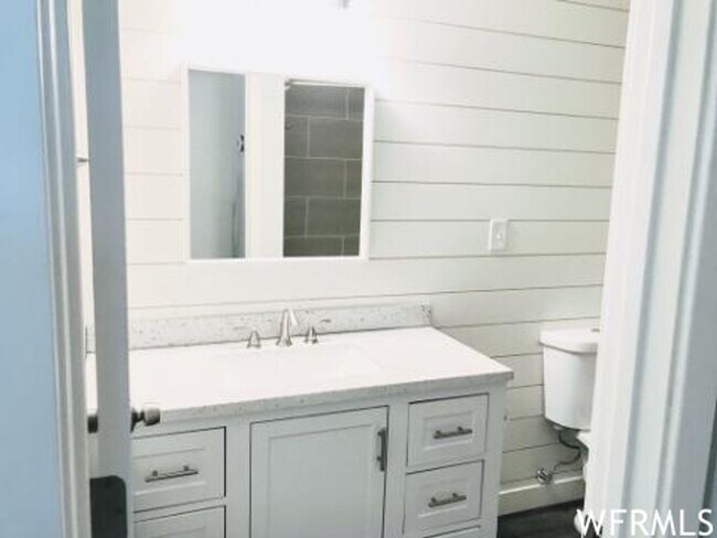 Building Photo - 1065-1067 Duplex