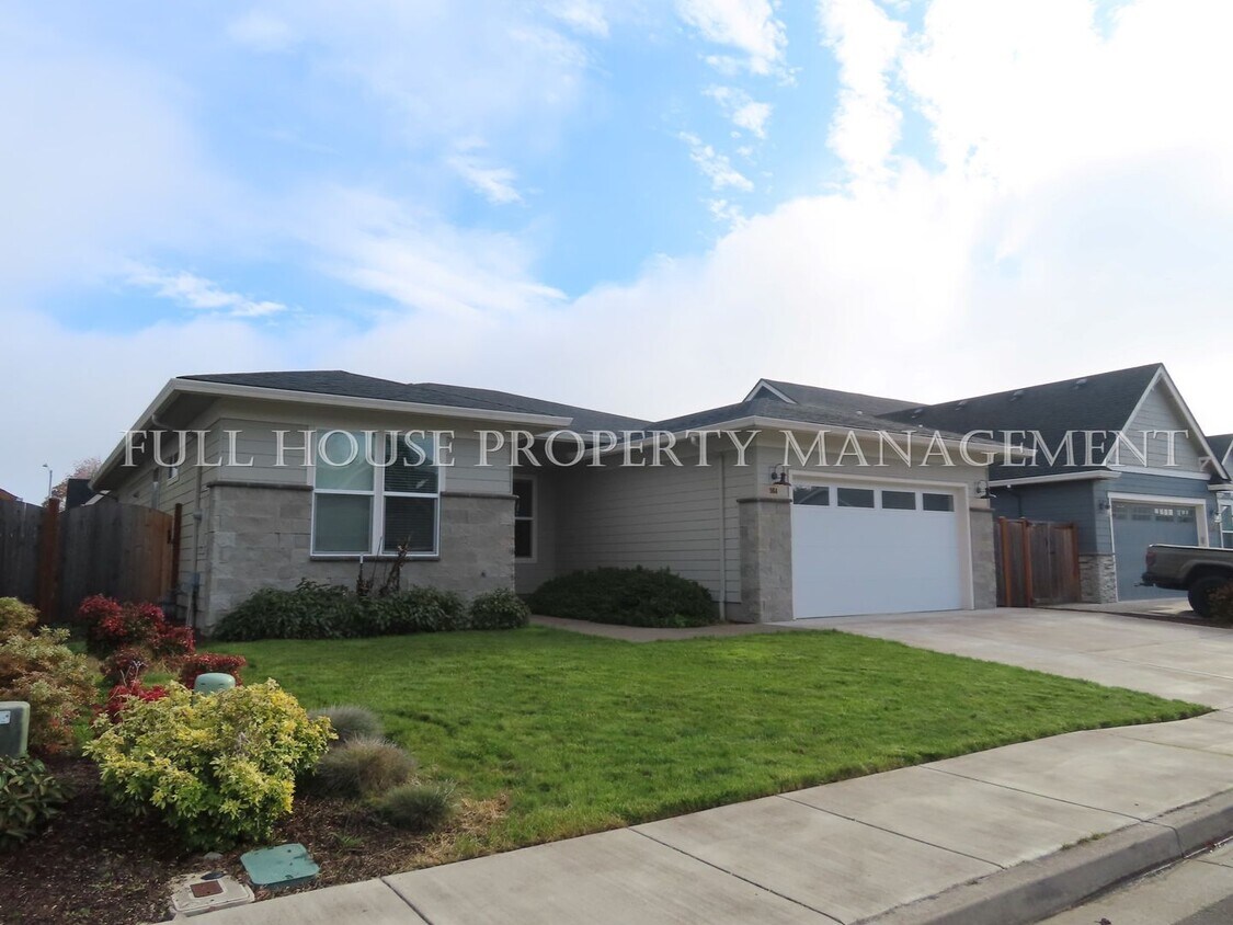 3 bedroom/ Plus 1 Bonus Room With... House Rental in