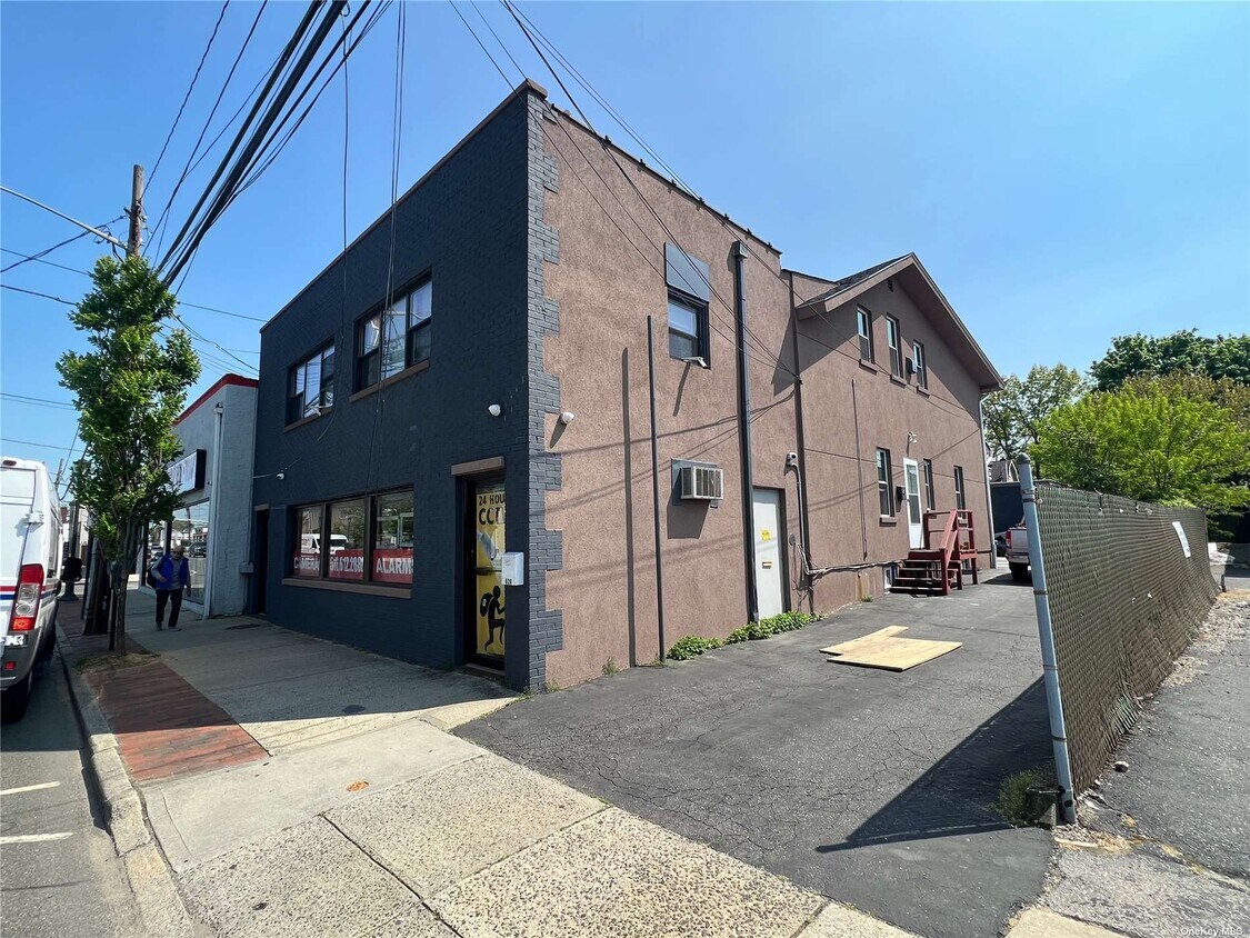 Primary Photo - 626 Merrick Rd