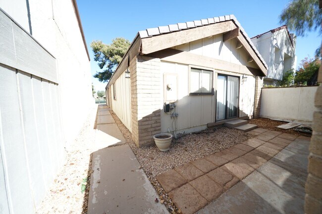 Foto del edificio - SHOWINGS AVAILABLE NOW