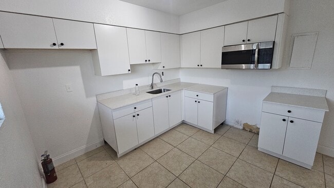 Building Photo - 310 Sharar Ave
