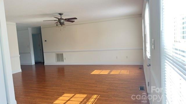 Foto del edificio - 5316 Oaktree Dr