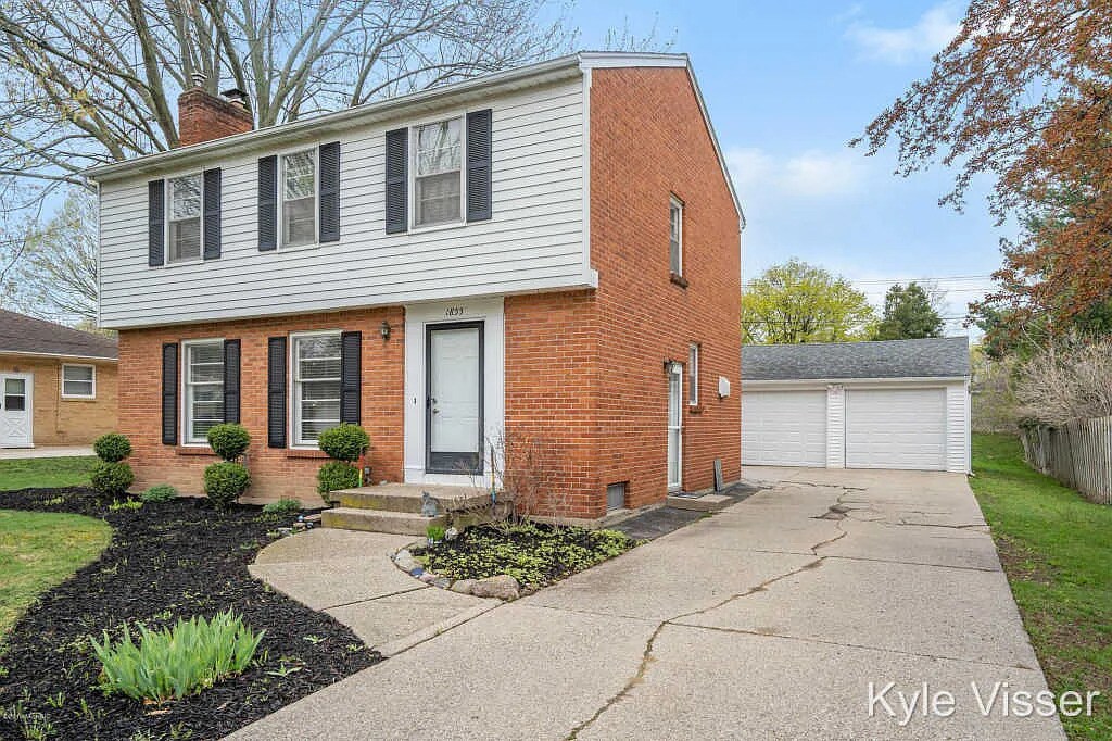 Front - 1855 Millbrook St SE