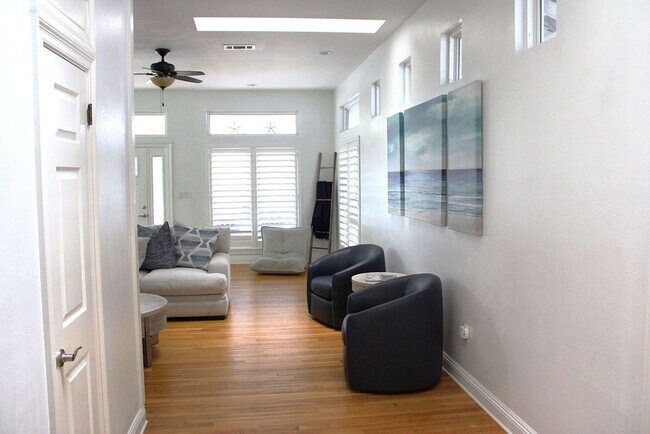 Building Photo - 82 Mark St