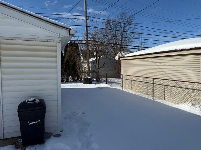 Foto del edificio - Move-In Ready 3 Bedroom, 2 Bathroom Home in Dearborn