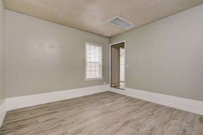 Building Photo - Bradfred Street 3815/3817