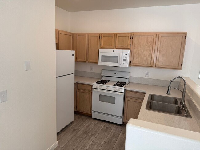 Foto del edificio - Single Story Townhouse with all tile floor...
