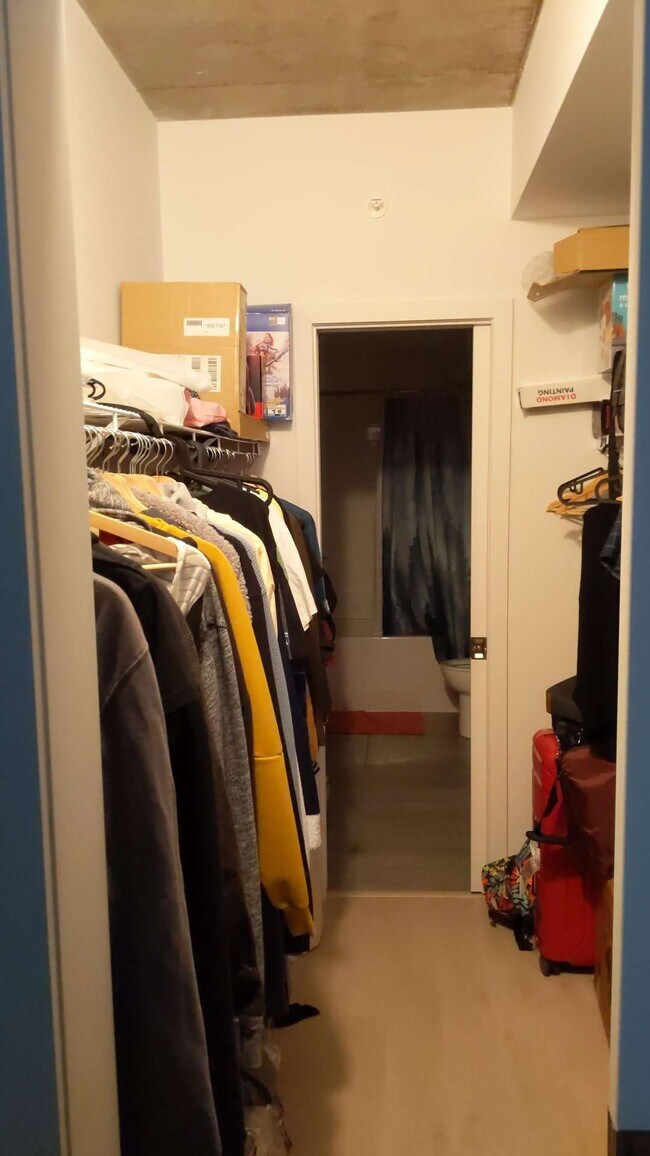 Walk in closet - 1705 Rue William