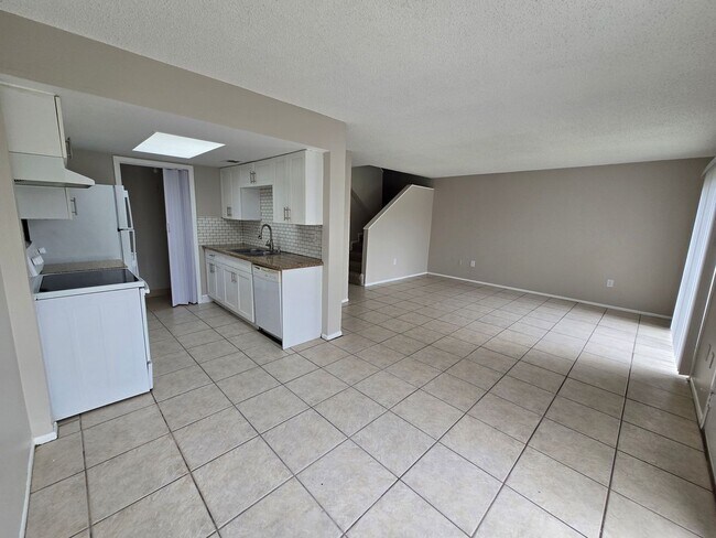 Building Photo - Spacious 2 Bedroom Orlando Condo with Water Included – Available Now!