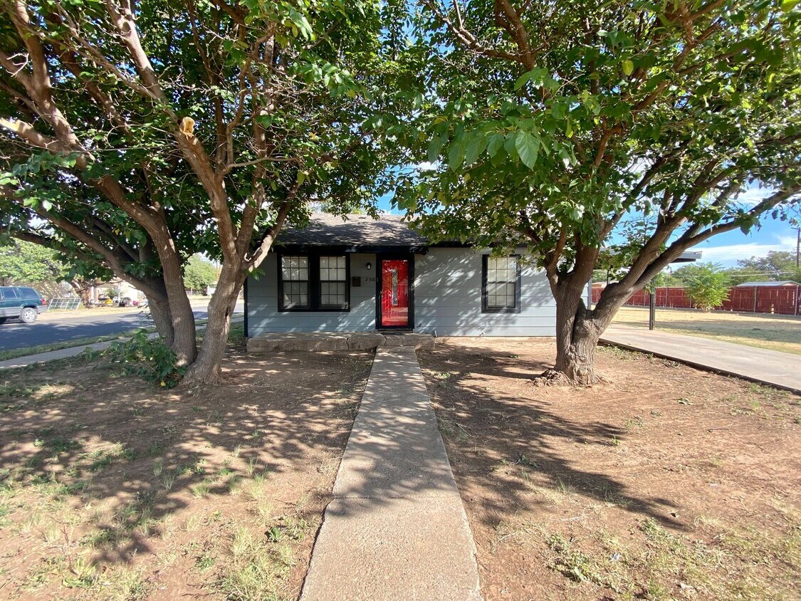Foto principal - Move In Special - First month half off of ...