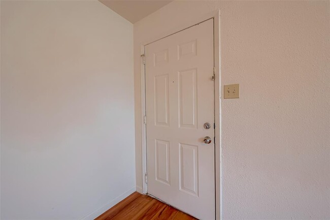 Building Photo - 3900 Woodchase Dr