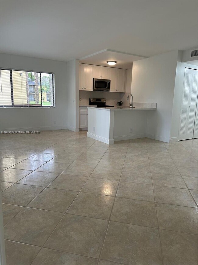 Foto del edificio - 801 Meadows Cir