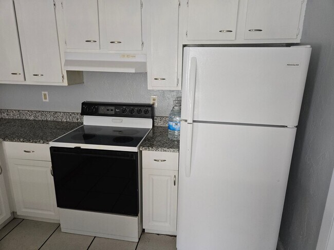 Building Photo - Bright 2BR/2BA Home with Garage