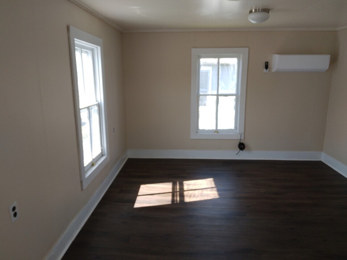 Building Photo - 410 W Colonial Ave