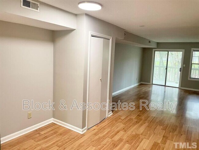 Foto del edificio - 135 Kingsbury Dr