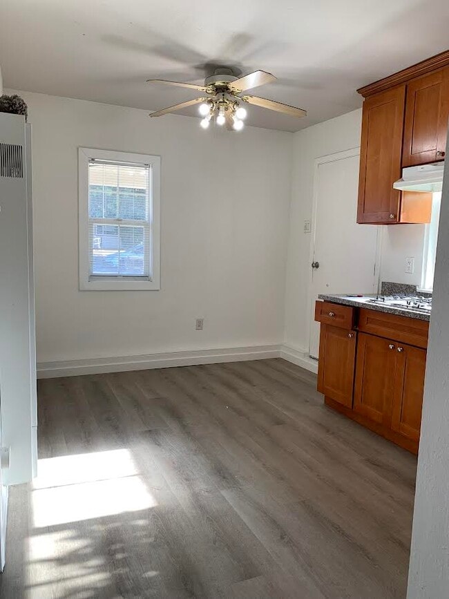 Building Photo - 427 Mignot Ln