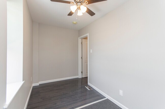 Building Photo - 1325 Saville Ave