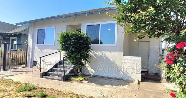 Foto del edificio - 3224 E 2nd St