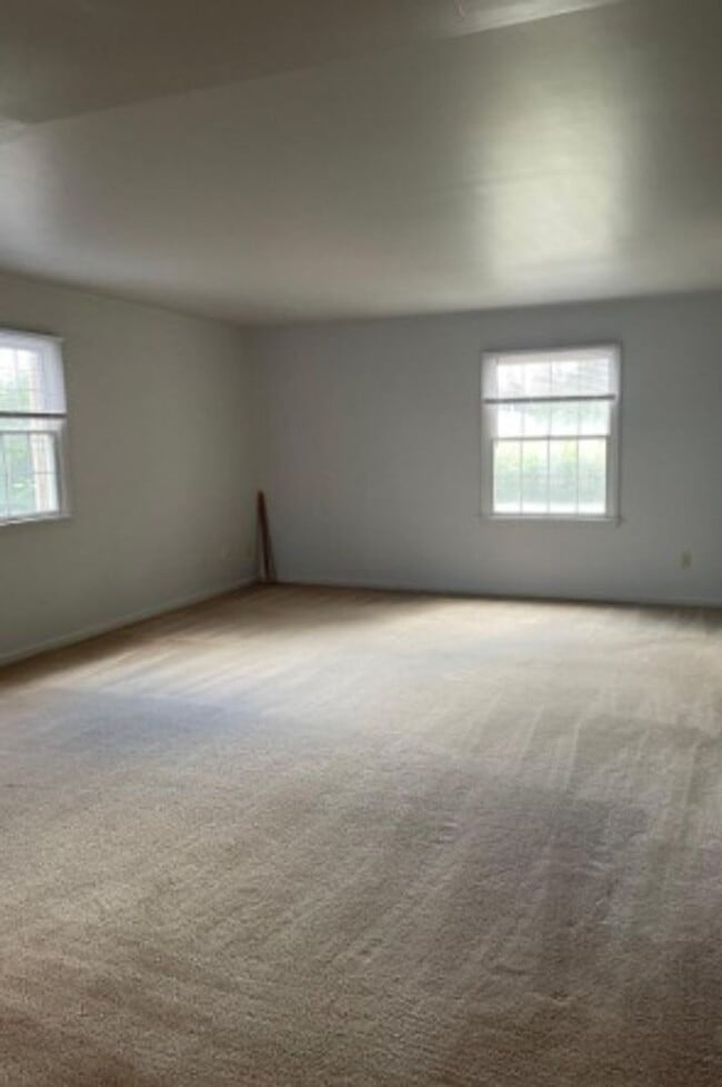 Building Photo - Spacious 2-Bedroom 1.5 Bath