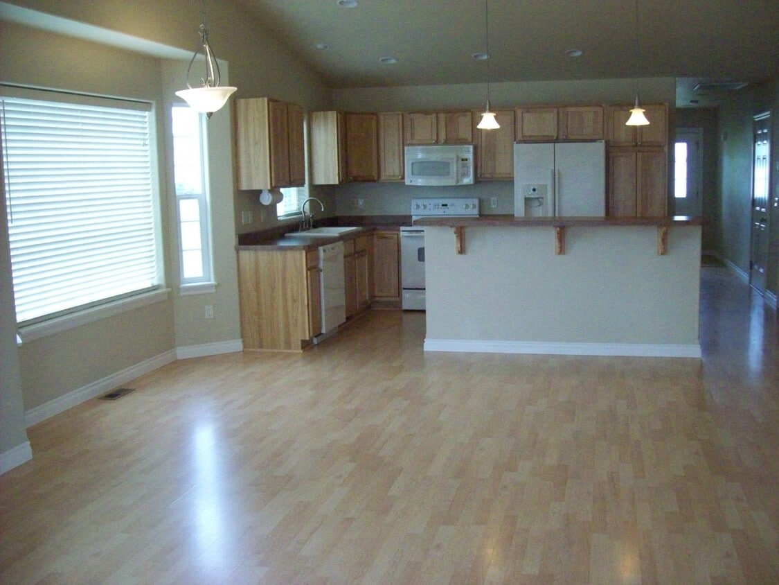 Building Photo - Like New Duplex