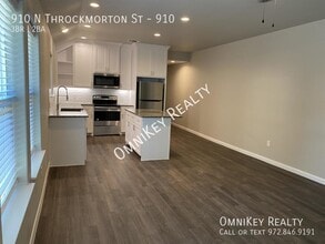 Building Photo - 910-914 N Throckmorton St