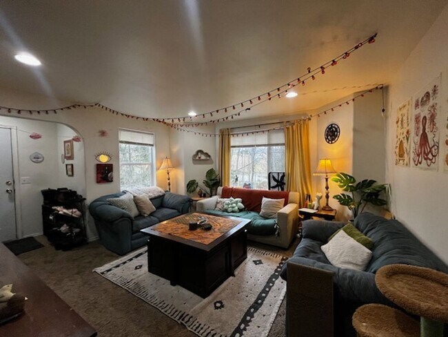 Foto del edificio - 7 Bedroom House VERY close to WWU just bel...