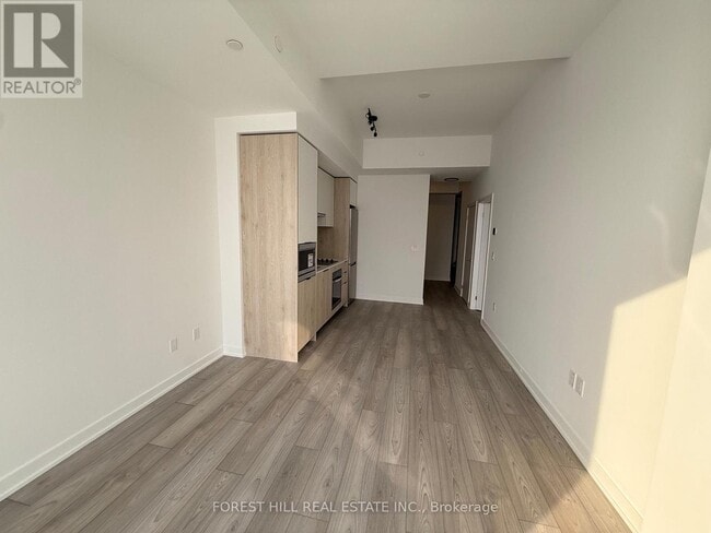 Building Photo - 1007 The Queensway