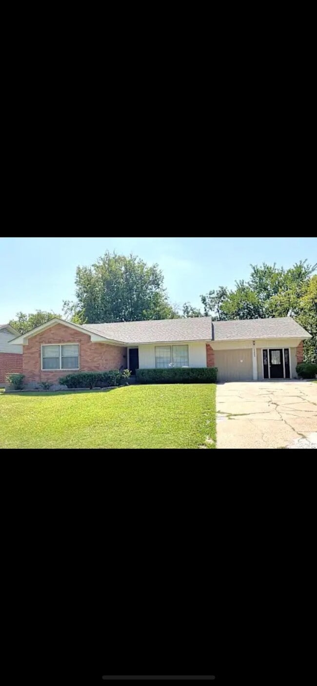 Photo - 15185 McDonald Dr House