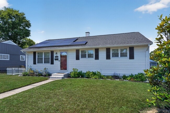 Building Photo - Updated Single-Family Home for Rent in Fairlawn