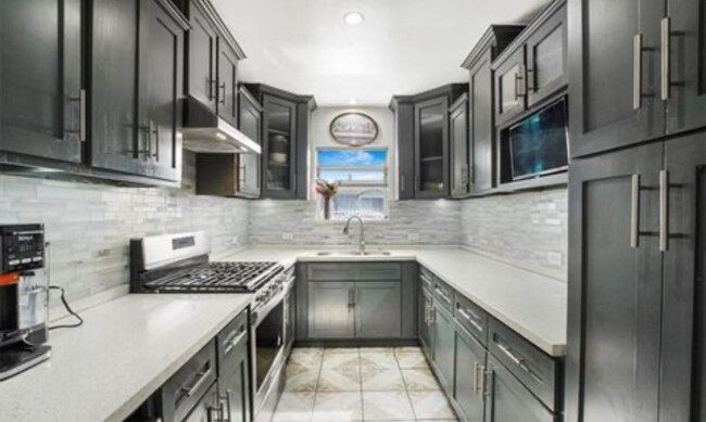 Building Photo - 1119 W 65th Pl