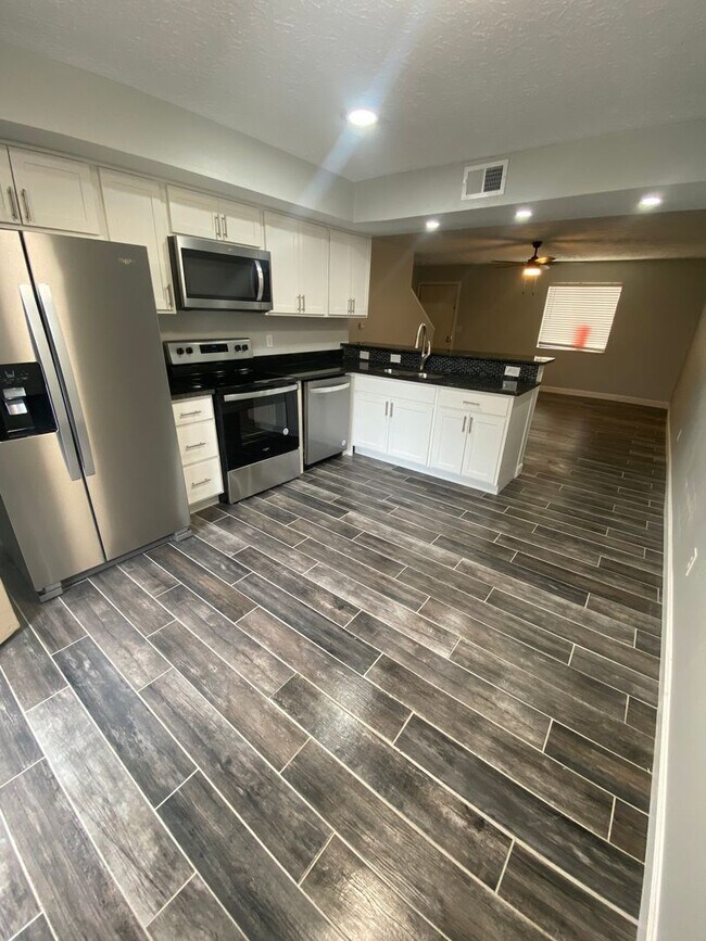 Foto del edificio - 3233 Summerhill Ln