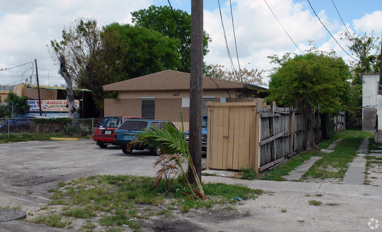 Building Photo - 669 NW 28th St