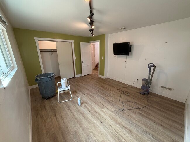 Foto del edificio - 565 W Midway Blvd