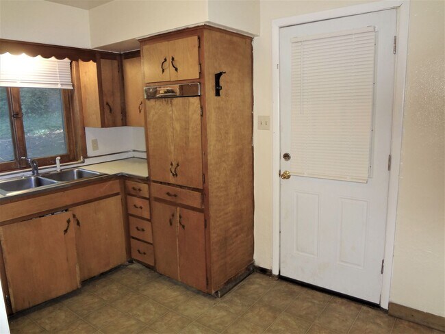 Foto del edificio - 2 Bed, 2 Bath Apartment off University Ave. w/ Hardwood Flooring