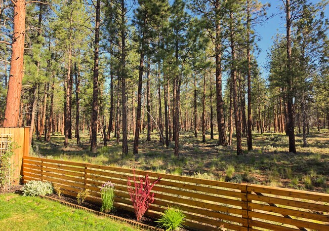 Foto del edificio - 3 Bed/2 Bath Single Level Home in Sisters! - Backs Up to Deschutes National Forest