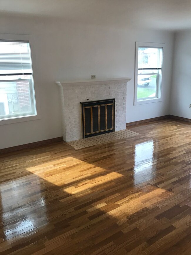 Building Photo - BEAUTIFUL 3 bedroom home with basement! Ce...