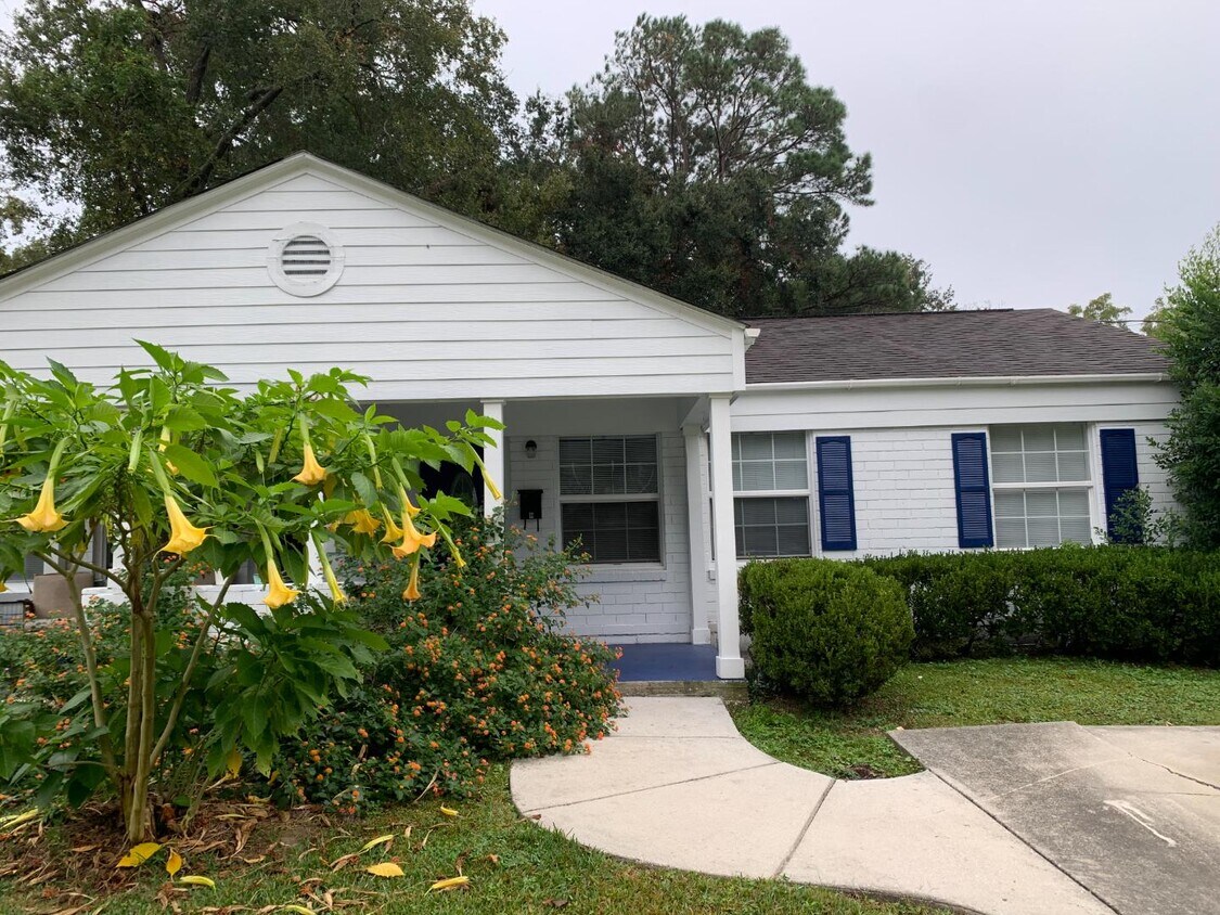 Foto principal - 4630 Oakwood Ave