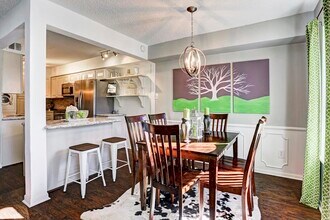 Building Photo - 351 N Post Oak Ln